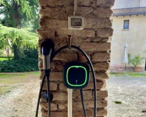 Installazione Colonnine di Ricarica per Auto Elettriche in Hotel 3 stelle Fano